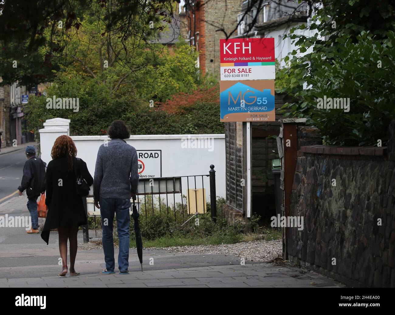 Une enseigne d'agent immobilier à vendre placée à l'extérieur des maisons dans le nord de Londres. Le chancelier Rishi Sunak a confirmé son projet temporaire d'abolir les droits de timbre sur les propriétés jusqu'à 500,000 GBP en Angleterre et en Irlande du Nord dans le cadre d'un programme visant à atténuer l'impact économique du coronavirus. Date de la photo : dimanche 12 juillet 2020. Banque D'Images