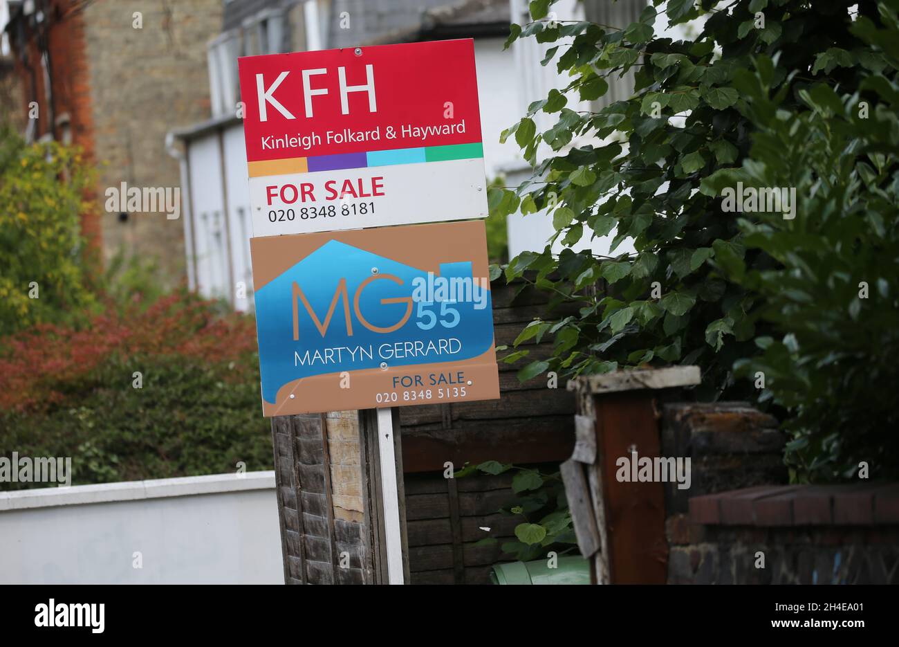 Une enseigne d'agent immobilier à vendre placée à l'extérieur des maisons dans le nord de Londres. Le chancelier Rishi Sunak a confirmé son projet temporaire d'abolir les droits de timbre sur les propriétés jusqu'à 500,000 GBP en Angleterre et en Irlande du Nord dans le cadre d'un programme visant à atténuer l'impact économique du coronavirus. Date de la photo : dimanche 12 juillet 2020. Banque D'Images