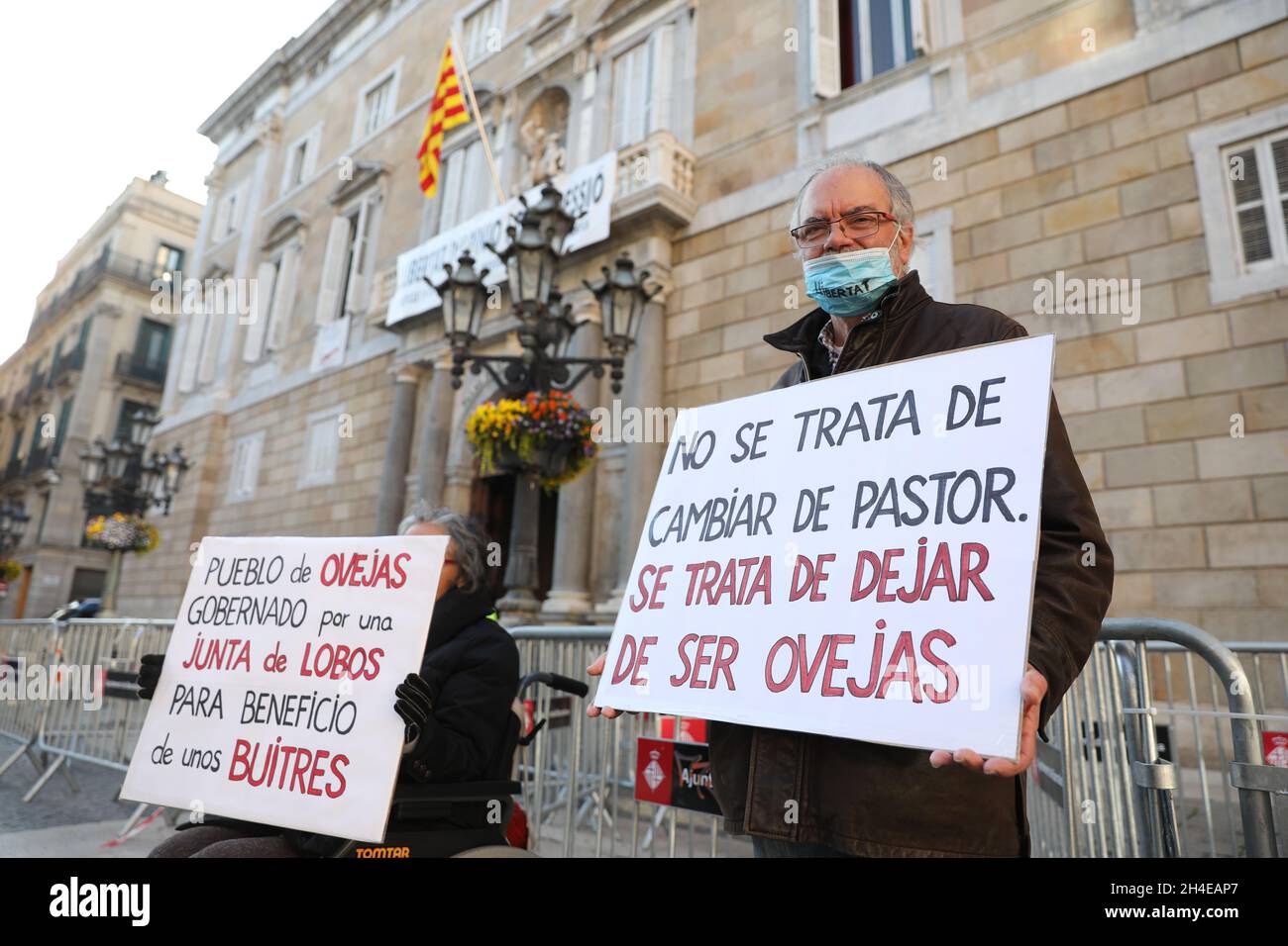 Les manifestants brandissent des banderoles devant le Palau de la Generalitat de Catalogne à Barcelone, en Catalogne, dans le nord-est de l'Espagne, un jour avant le jour des élections.Date de la photo: Dimanche 13 février 2021.Crédit photo devrait se lire: Isabel Infantes Banque D'Images