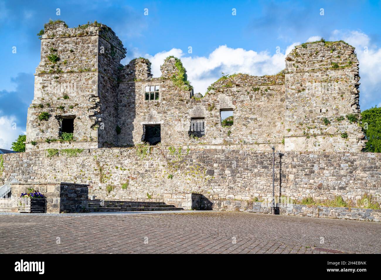 Les ruines du château de Manorhamilton, érigé en 1634 par Sir Frederick Hamilton - Comté de Leitrim, Irlande. Banque D'Images