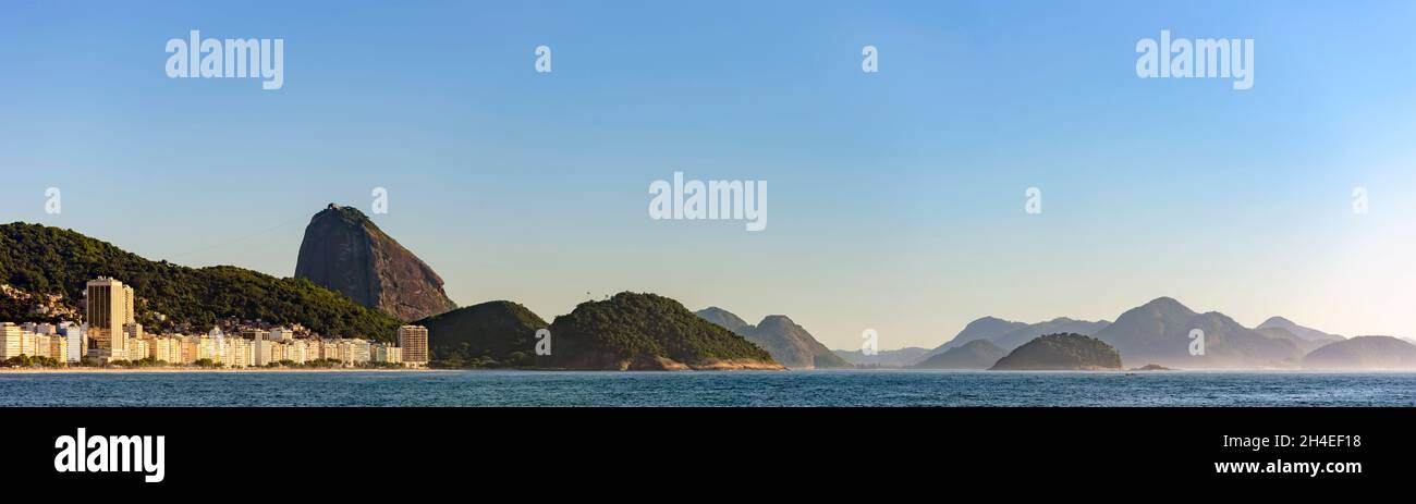 Image panoramique de la plage de Copacabana avec le mont du pain de sucre, l'océan et les montagnes de Rio de Janeiro Banque D'Images