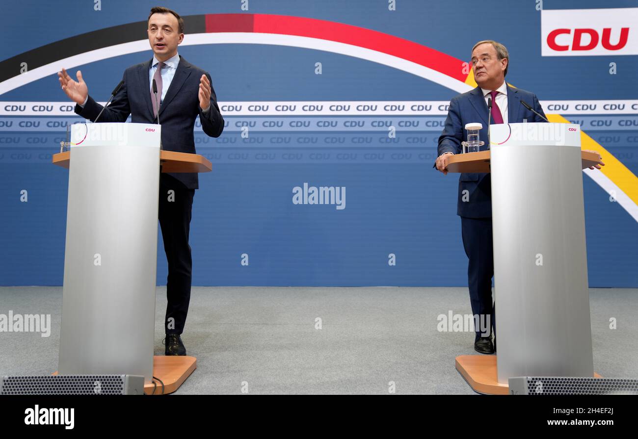 Berlin, Allemagne.02 novembre 2021.Armin Laschet (r), président sortant du parti CDU, et Paul Ziemiak, secrétaire général de la CDU, participent à une conférence de presse à la suite de réunions spéciales du présidium de la CDU et du comité exécutif fédéral à la Maison Konrad Adenauer.Credit: Kay Nietfeld/dpa/Alay Live News Banque D'Images