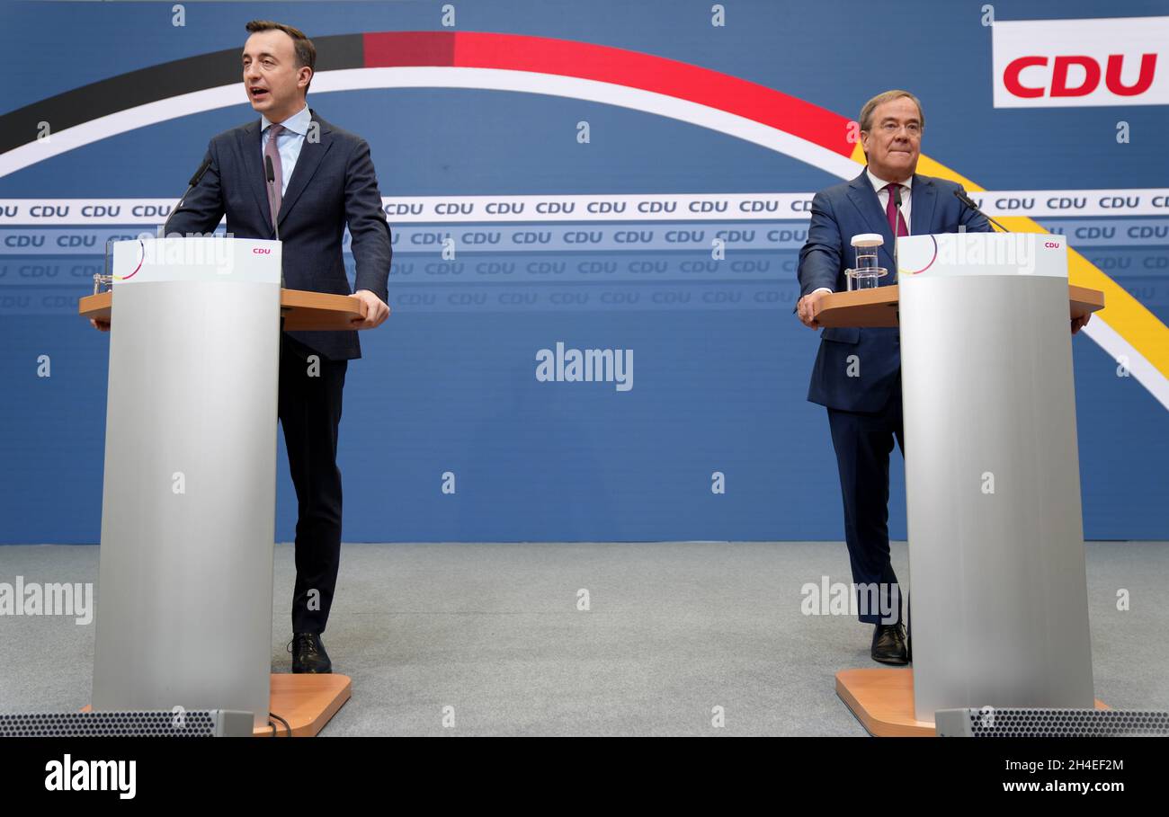 Berlin, Allemagne.02 novembre 2021.Armin Laschet (r), président sortant du parti CDU, et Paul Ziemiak, secrétaire général de la CDU, participent à une conférence de presse à la suite de réunions spéciales du présidium de la CDU et du comité exécutif fédéral à la Maison Konrad Adenauer.Credit: Kay Nietfeld/dpa/Alay Live News Banque D'Images