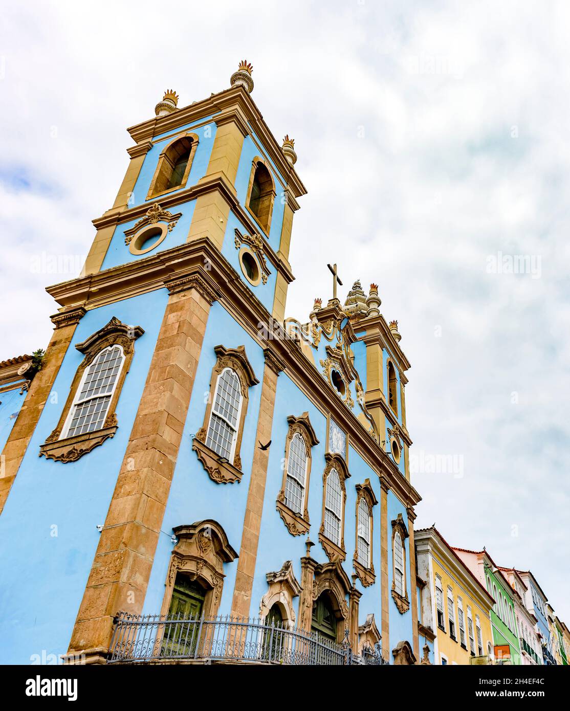 Perspective de la façade d'une église historique colorée dans le quartier de Pelourinho à Salvador, Bahia Banque D'Images
