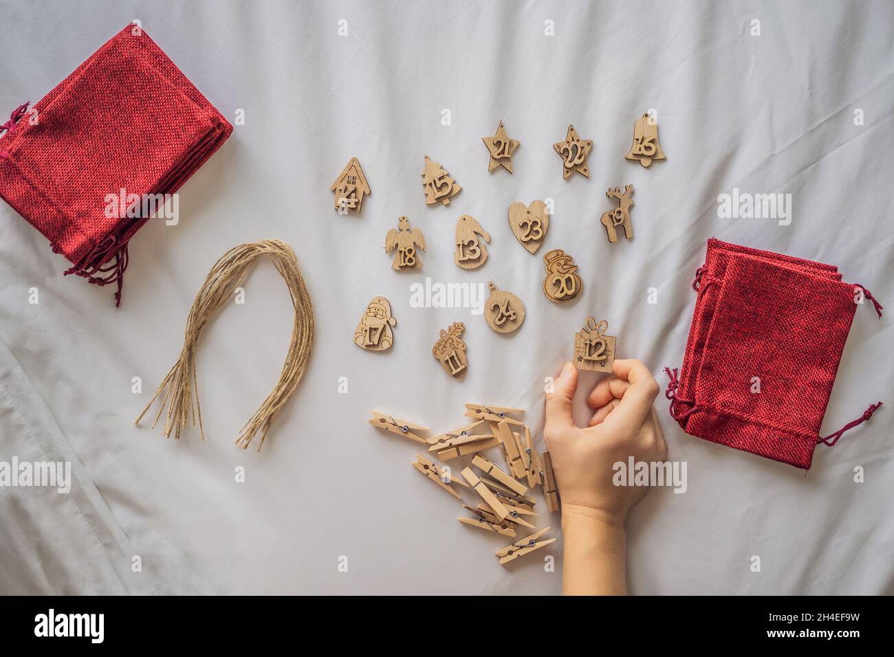 Femme faisant le calendrier de l'Avent de Noël.Pochettes sur une corde Banque D'Images