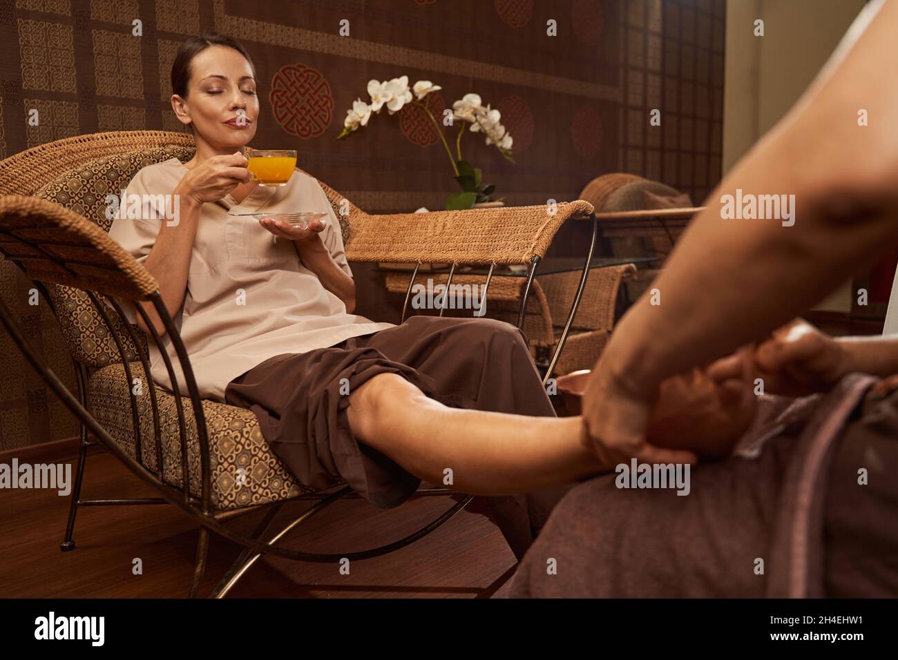 Client recevant un massage thaïlandais relaxant des pieds dans le centre de bien-être Banque D'Images