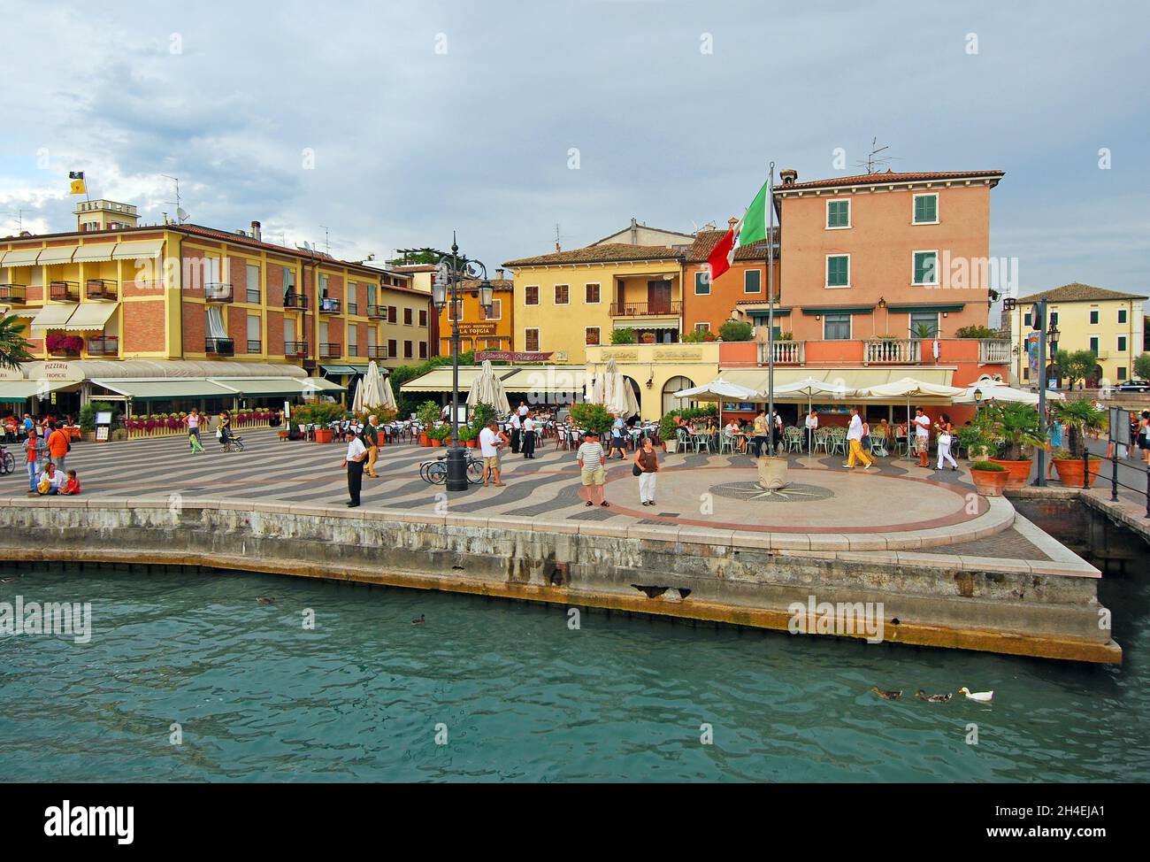 Promenade du port avec jetée de navire à Lazise lac de Garde.Italie, Europe Banque D'Images