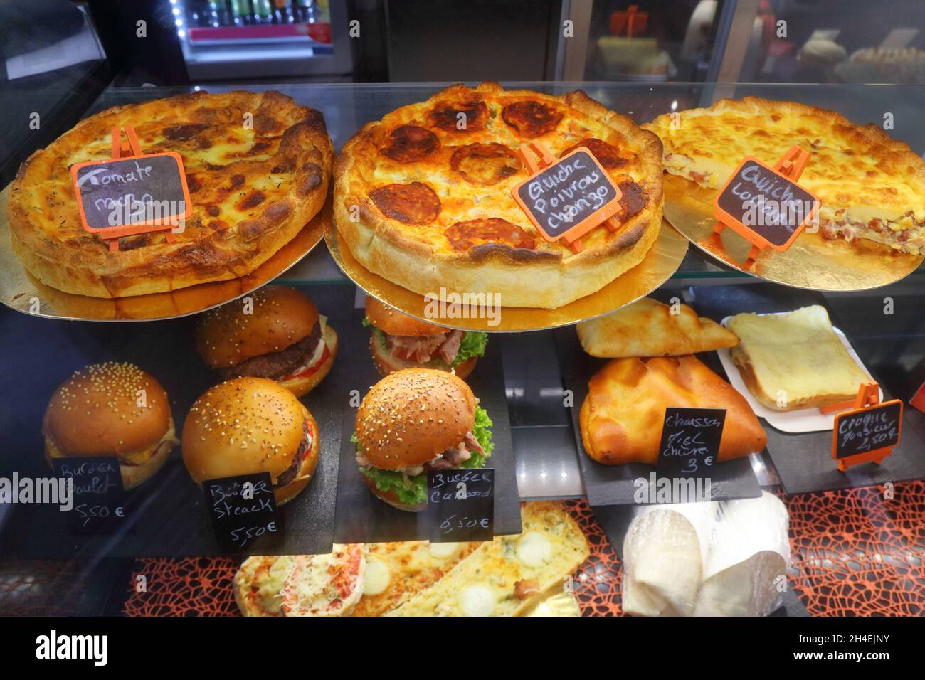 Cuisine française.Snack-bar à Albi, France.Quiche tartes françaises y compris quiche Lorraine et variété de hamburgers. Banque D'Images