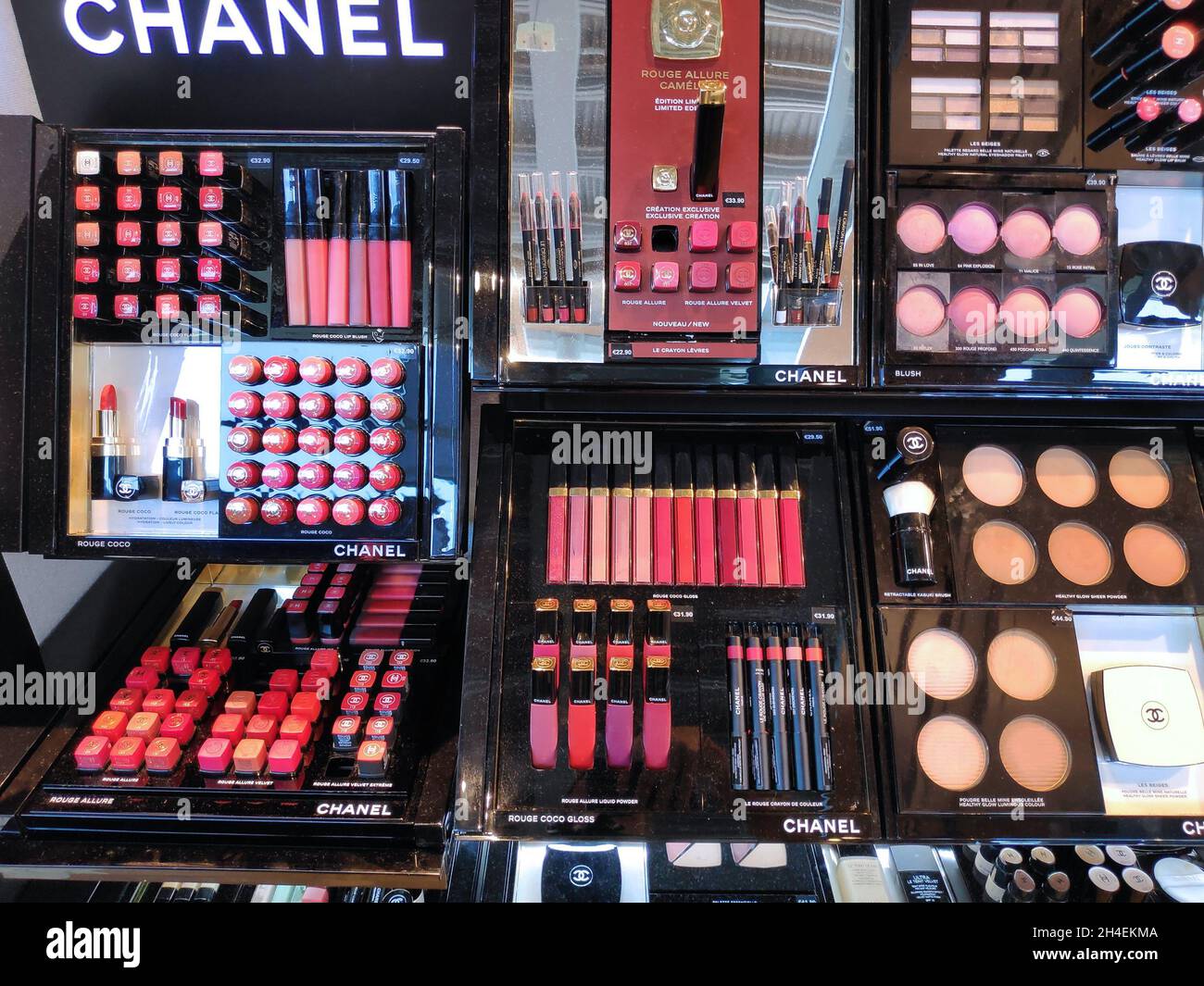 COLOGNE, ALLEMAGNE - 22 SEPTEMBRE 2021 : cosmétiques et produits de beauté de luxe chers de marque Chanel dans un magasin hors taxes de l'aéroport de Cologne, Allemagne. Banque D'Images