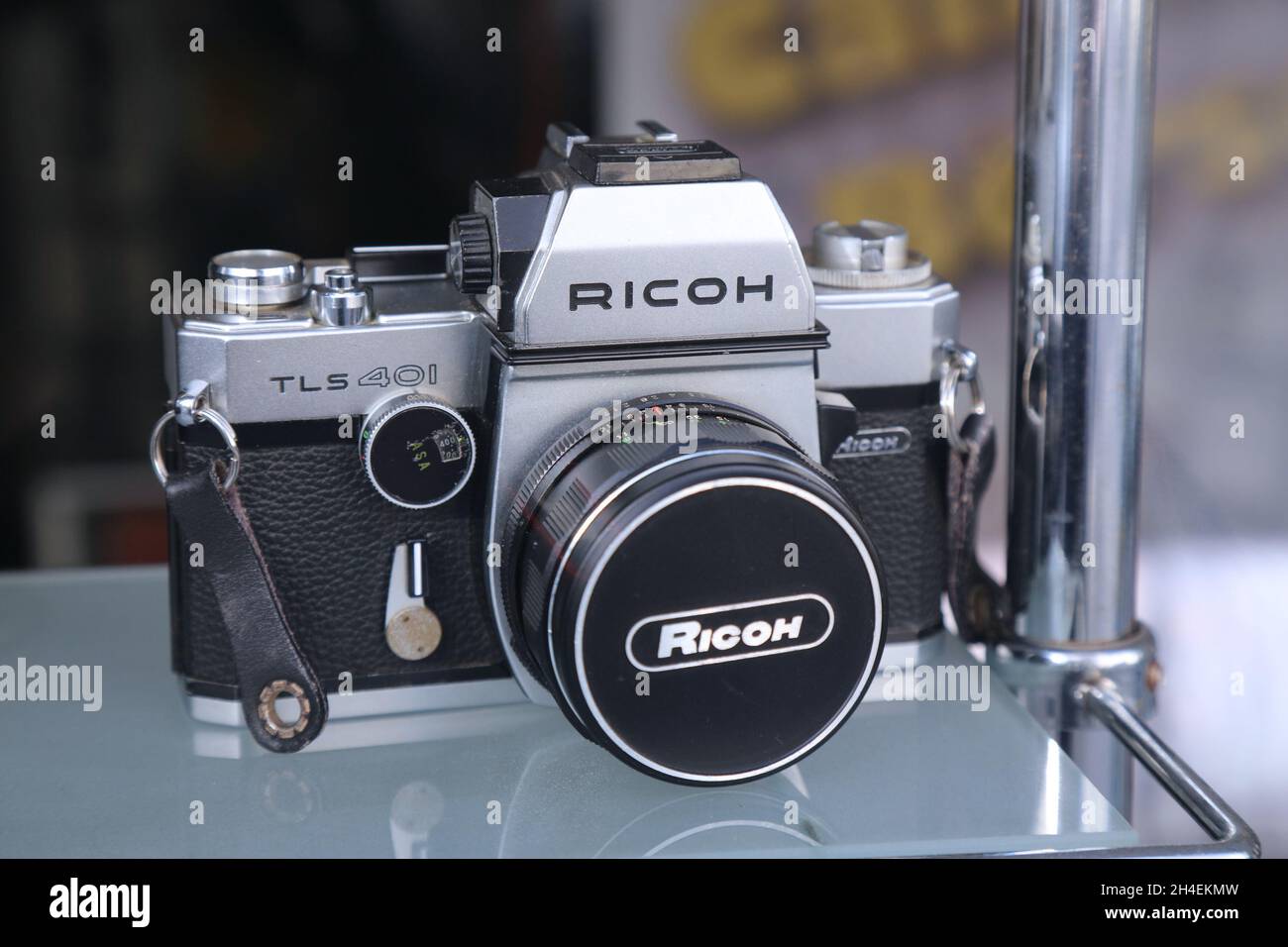 MULHEIM A.D. RUHR, ALLEMAGNE - 21 SEPTEMBRE 2020: Ricoh TLS401 appareil photo de rangefinder d'époque à l'exposition de vitrines de magasins d'antiquités à Muelheim an Der Ruhr, Germa Banque D'Images