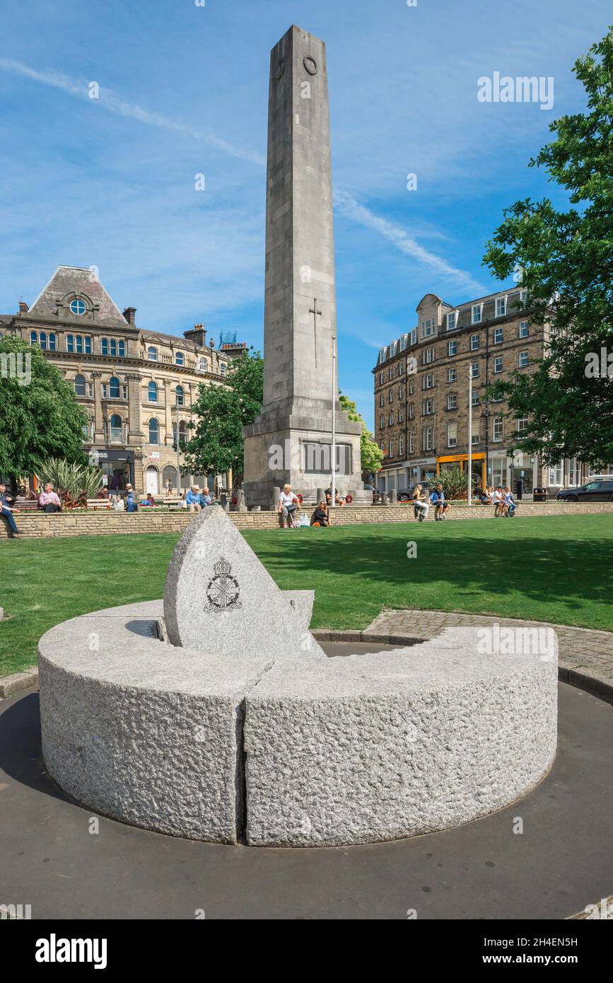 Harrogate, vue en été d'une sculpture célébrant l'École des apprentis de l'Armée, et le monument de guerre de Cenotaph dans le centre de Harrogate, dans le Yorkshire Banque D'Images