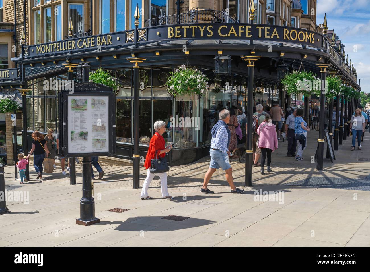 Bettys Harrogate, vue sur le Bettys Cafe Tea Rooms situé au coin de la rue Parliament et Montpellier Parade dans le centre de Harrogate, Yorkshire Banque D'Images