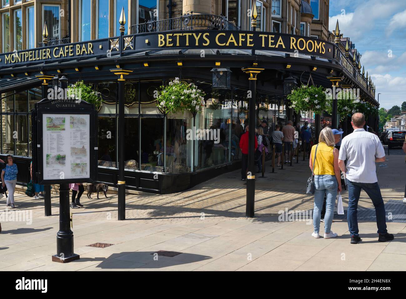 Harrogate Yorkshire, vue sur le Bettys Cafe Tea Rooms situé à l'angle de Parliament Street et Montpellier Parade dans le centre de Harrogate, Angleterre Banque D'Images