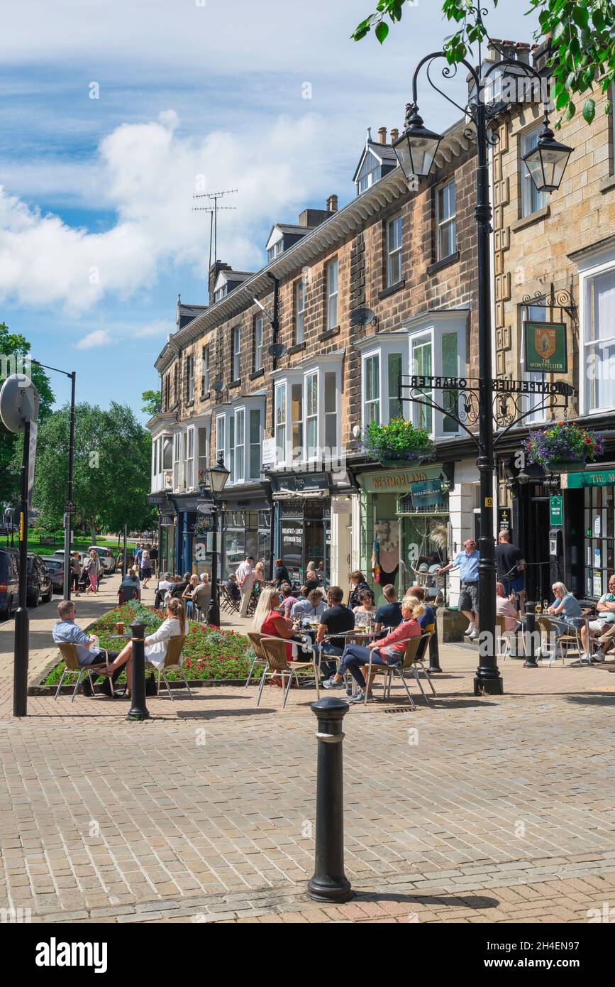 Montpellier Parade café, vue en été des personnes se détendant à l'extérieur des bars et cafés populaires à Montpellier Parade, Harrogate, North Yorkshire, Angleterre Banque D'Images