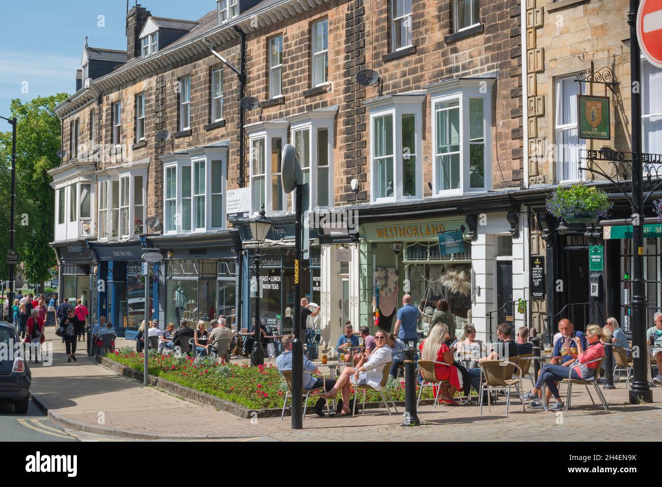 Harrogate Yorkshire, vue en été des personnes se détendant à l'extérieur des bars et cafés populaires à Montpellier Parade, Harrogate, North Yorkshire, Angleterre, Royaume-Uni Banque D'Images