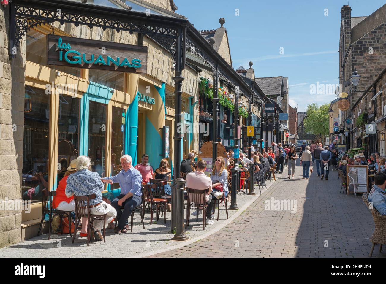Harrogate Yorkshire, vue en été des personnes se détendant à l'extérieur des bars et cafés populaires de John Street, Harrogate, North Yorkshire, Angleterre, Royaume-Uni Banque D'Images