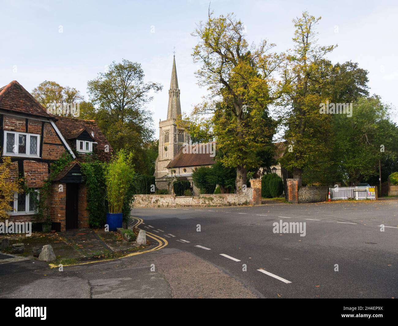 St Marys Church and Corner Cottage Church Street Princes Risborough Buckinghamshire Angleterre Royaume-Uni Banque D'Images