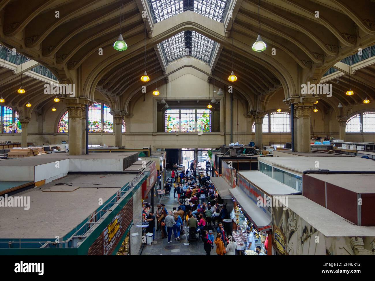 SAO PAULO, BRÉSIL - 10 octobre 2021 : le marché municipal de Sao Paulo (Mercadao) a rempli de clients à Sao Paulo, Brésil Banque D'Images