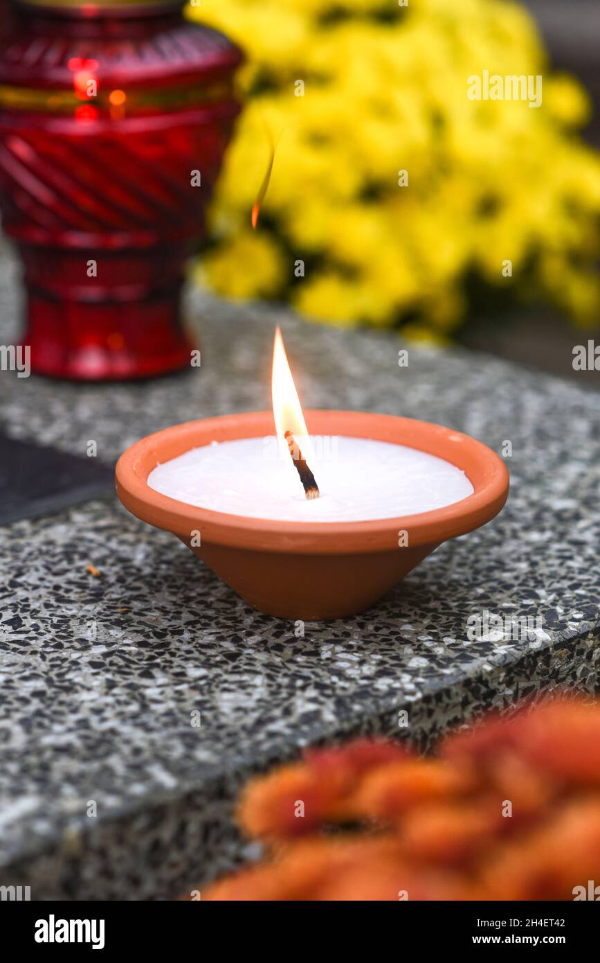 Bougies au cimetière pour la Toussaint en Pologne Photo Stock - Alamy