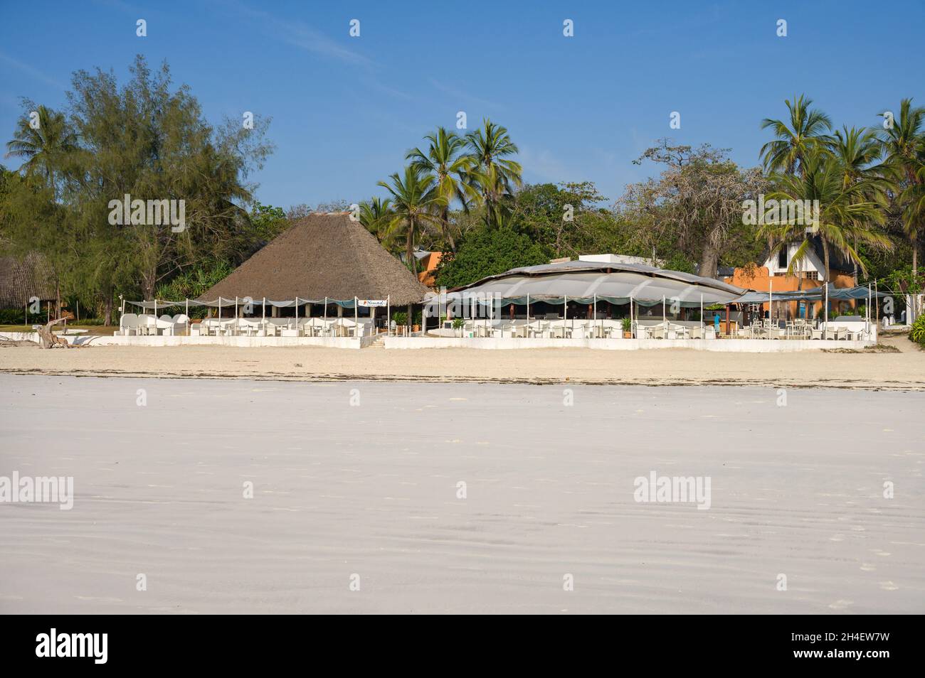 Extérieur du restaurant de plage Nomads avec plage de sable blanc en premier plan, Diani, Kenya Banque D'Images