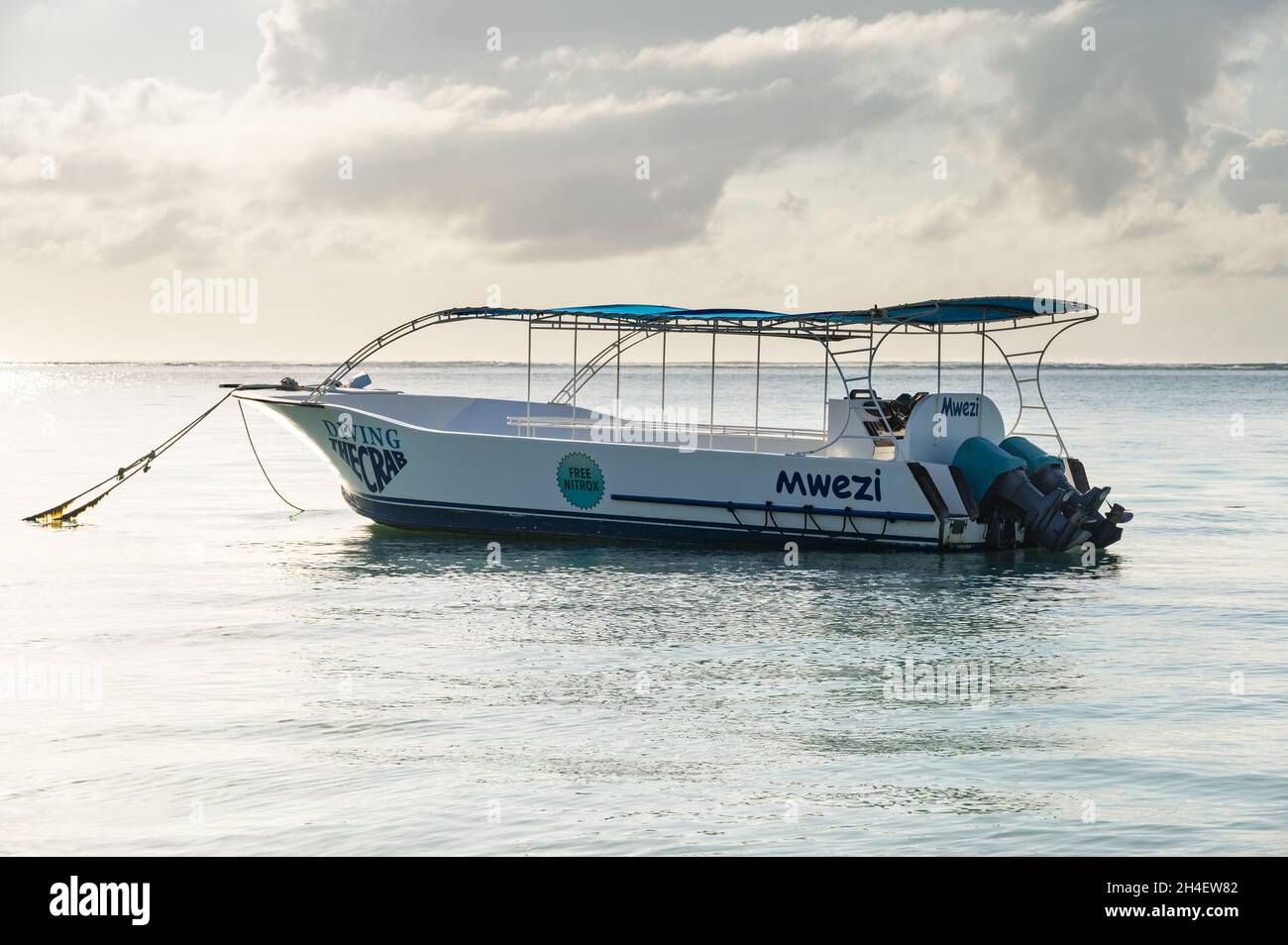 Plongée le bateau de plongée de crabe ancré dans l'océan Indien au lever du soleil, Diani, Kenya Banque D'Images