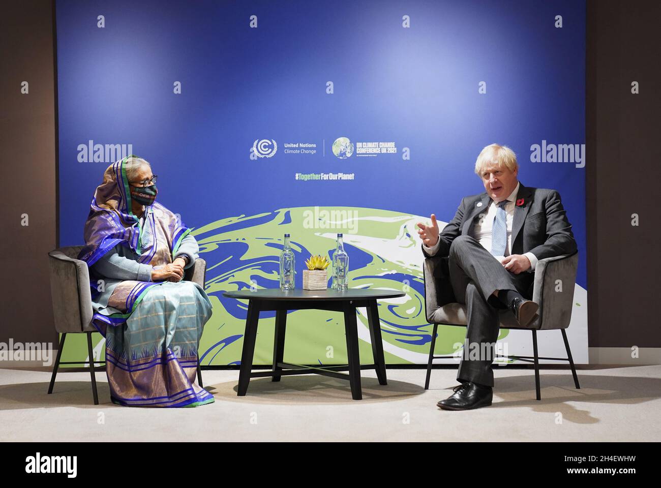 Le Premier ministre Boris Johnson avec le Premier ministre du Bangladesh, Sheikh Hasina Wazed, lors d'une réunion bilatérale lors du sommet de Cop26 au campus écossais de Glasgow.Date de la photo: Mardi 2 novembre 2021. Banque D'Images