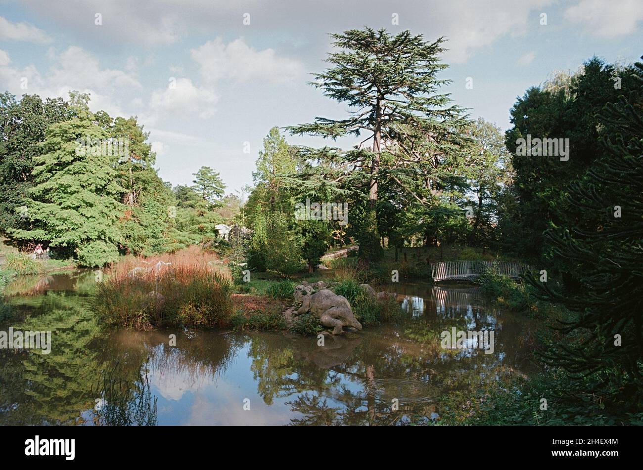 Le parc Dinosaur à Crystal Palace Park, dans le sud-est de Londres, au Royaume-Uni, avec des sculptures de Benjamin Waterhouse Hawkins Banque D'Images