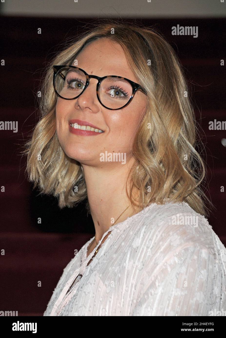Geiselgasteig, Allemagne.02 novembre 2021.L'actrice Lena Conzendorf (Role Josee Klee) sourit à un événement de presse pour la 18e saison de l'ARD telenova 'Sturm der Liebe'.Credit: Düren/dpa/Alay Live News Banque D'Images