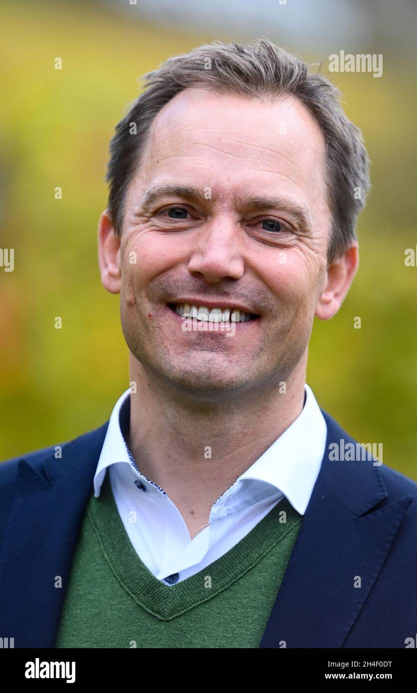 02 novembre 2021, Saxe-Anhalt, Bad Kösen: Philipp Kollmar, directeur général du domaine viticole de Kloster Pforta, est debout dans les feuilles des vignes de couleur automnale du vignoble de Bad Kösen.L'homme de 49 ans du Bade-Wurtemberg gère officiellement le domaine viticole depuis lundi (01.11.2021).Kollmar a répondu à un appel d'offres de la Landgesellschaft Sachsen-Anhalt et a reçu le contrat.Photo: Hendrik Schmidt/dpa-Zentralbild/ZB Banque D'Images