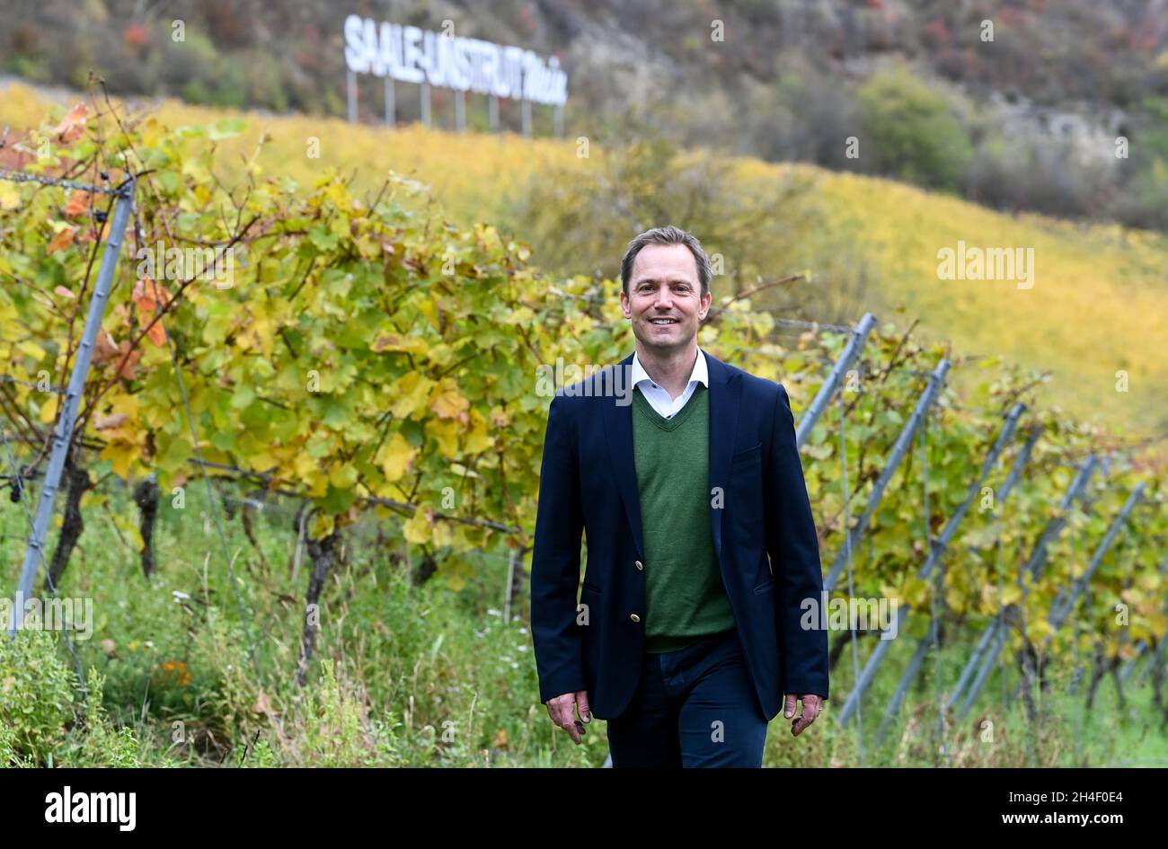 02 novembre 2021, Saxe-Anhalt, Bad Kösen: Philipp Kollmar, directeur général du domaine viticole de Kloster Pforta, est debout dans les feuilles des vignes de couleur automnale du vignoble de Bad Kösen.L'homme de 49 ans du Bade-Wurtemberg gère officiellement le domaine viticole depuis lundi (01.11.2021).Kollmar a répondu à un appel d'offres de la Landgesellschaft Sachsen-Anhalt et a reçu le contrat.Photo: Hendrik Schmidt/dpa-Zentralbild/ZB Banque D'Images