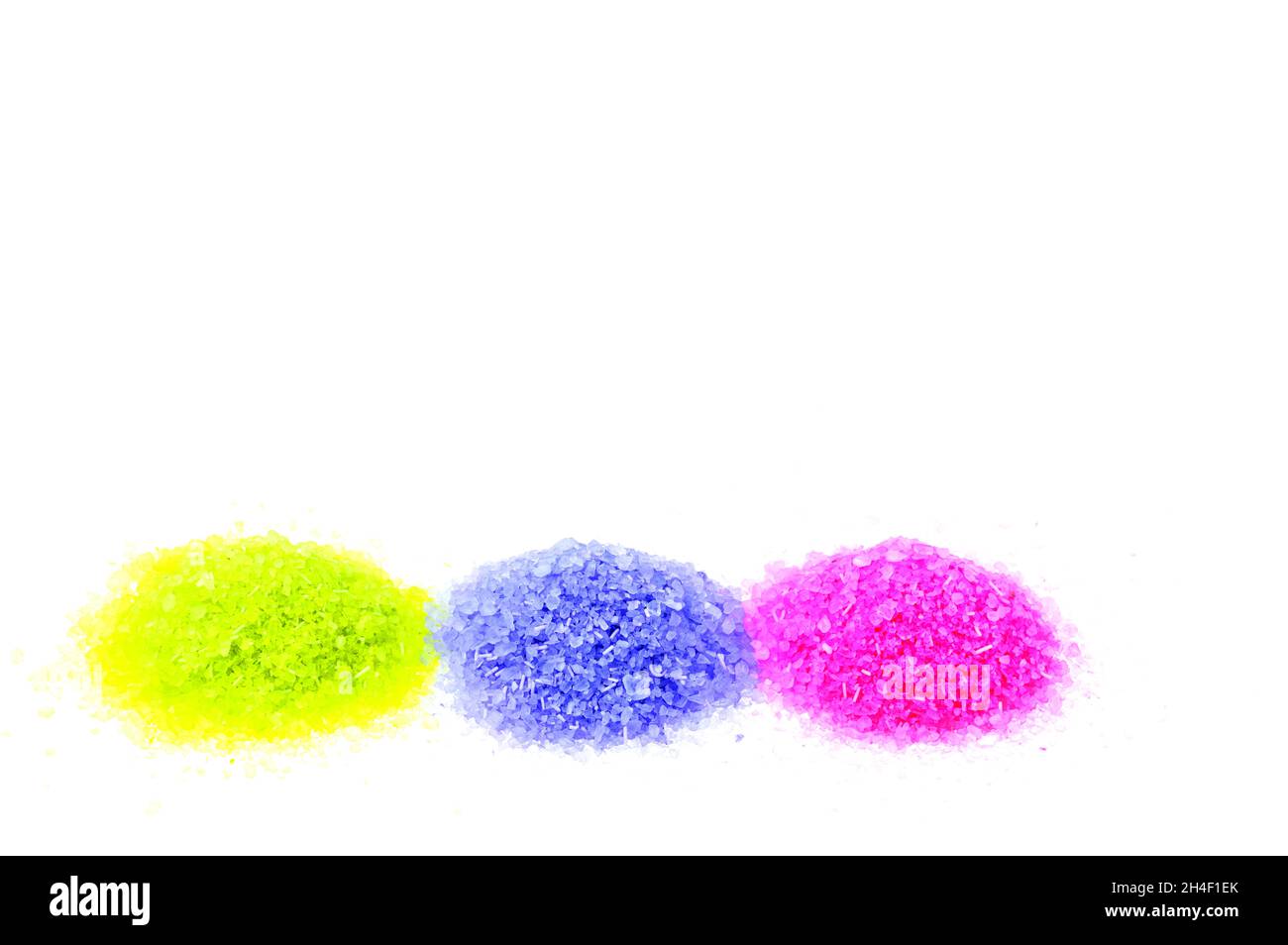 Vue rapprochée de trois couleurs de sel de bain isolées sur fond blanc.Magnifiques arrière-plans colorés. Banque D'Images