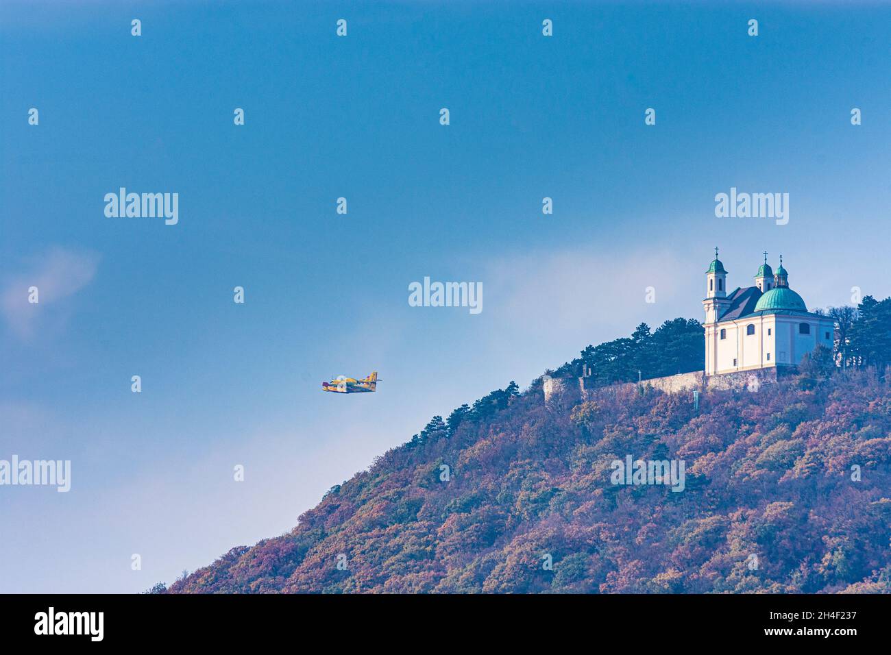 Wien, Vienne: église sur la montagne Leopoldsberg, CL-415 Canadair.Des avions de lutte contre le feu sont utilisés dans la lutte contre le feu de forêt à Hirsche Banque D'Images