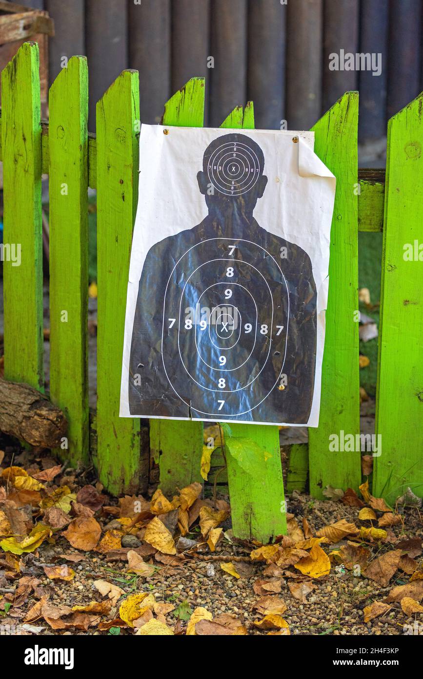 Human Silhouette Paper Gun Range Shooting Target à Fence Banque D'Images