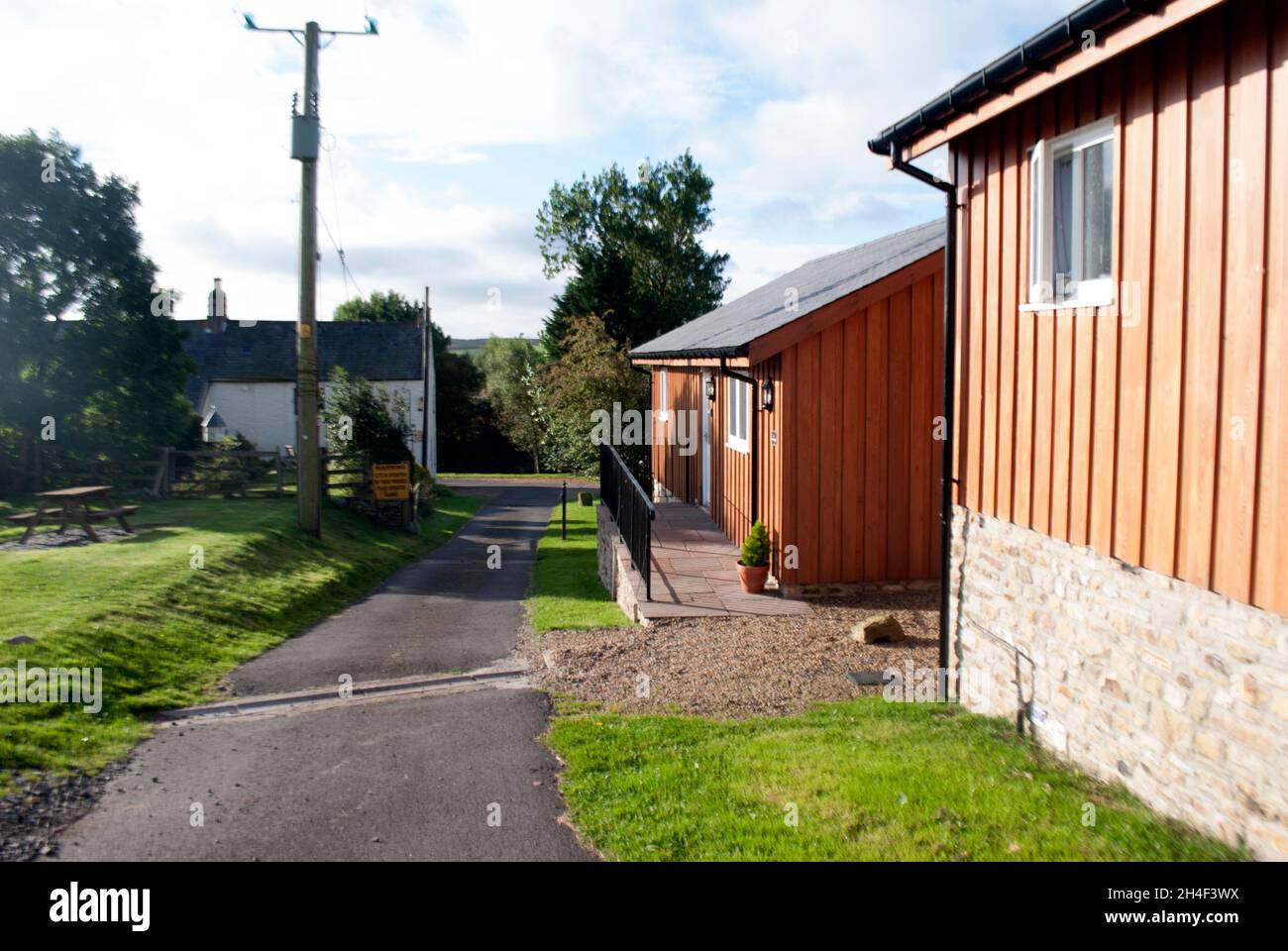 Allée avec chalets de vacances et chalet à Stublick Moor, Langley, Hexham, Northumberland, Angleterre,ROYAUME-UNI Banque D'Images