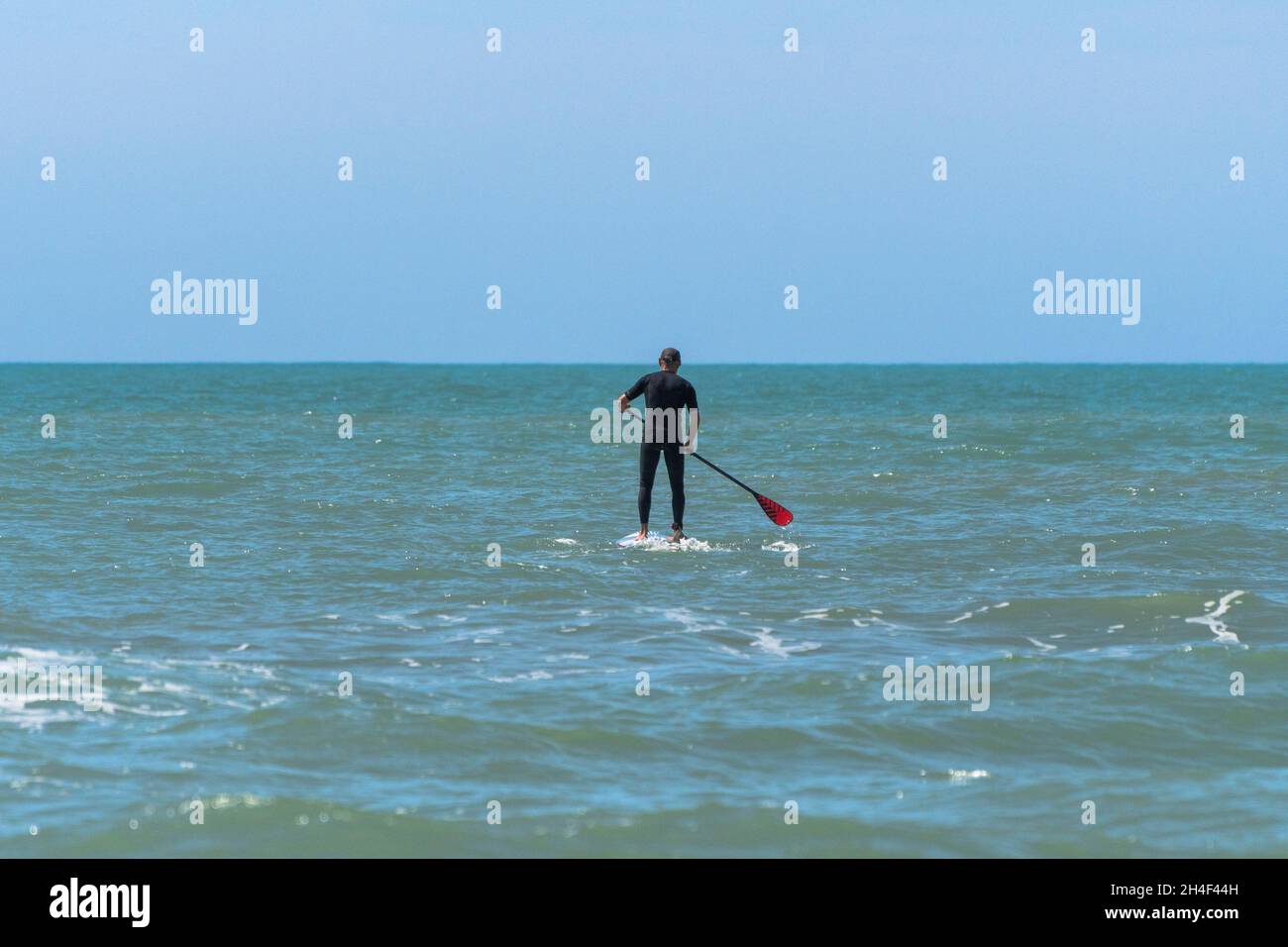 Homme pratiquant Stand up paddle dans la mer Banque D'Images