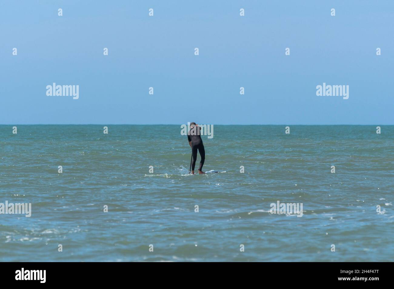 Homme pratiquant Stand up paddle dans la mer Banque D'Images