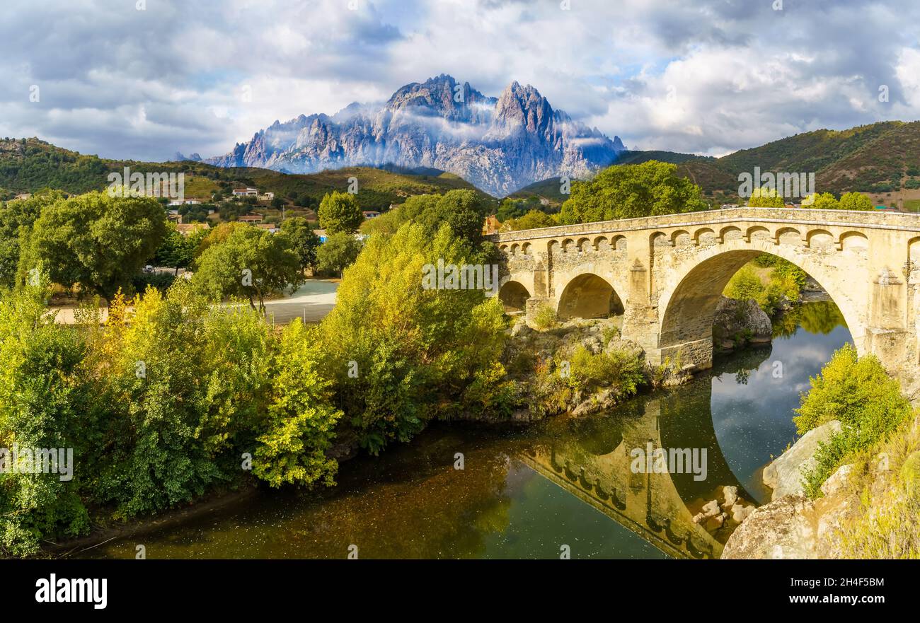 Paysage avec le village de Ponte Leccia et Monte Cinto en Corse, France Banque D'Images