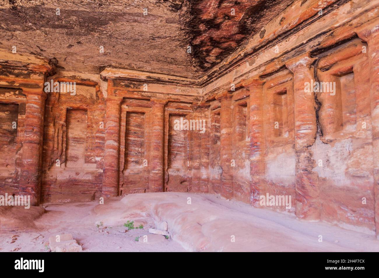 Triclinium coloré dans l'ancienne ville de Petra, en Jordanie Banque D'Images