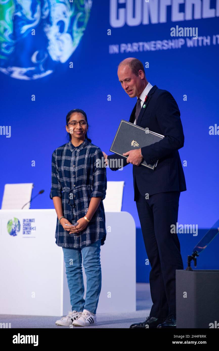 Glasgow, Écosse, Royaume-Uni.2 novembre 2021.PHOTO : Vinisha Umashankar (LeftP), lauréate du prix Earthshot, présenté par (à droite) HRH Duc de Cambridge, Prince de Galles.Les dirigeants du monde se réunissent cet après-midi à la Conférence COP26 sur les changements climatiques à Glasgow.Crédit : Colin Fisher/Alay Live News Banque D'Images