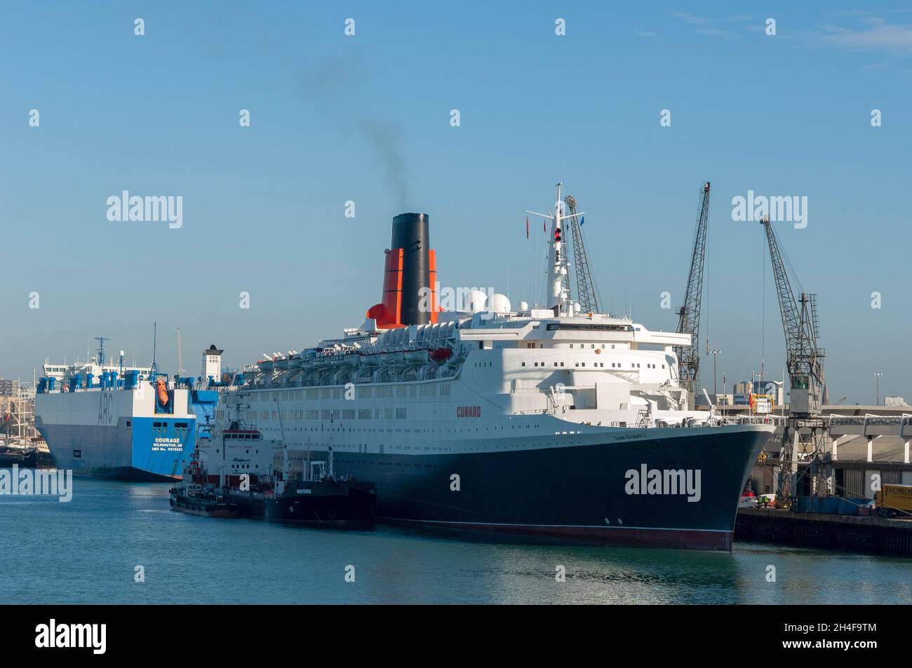 Cunard Liner QE2 a amarré au port de Southampton avec le pétrolier Whitonia en présence et le porte-véhicule courage en arrière-plan, Southampton Docks, Southampton, Hampshire, Angleterre,ROYAUME-UNI Banque D'Images