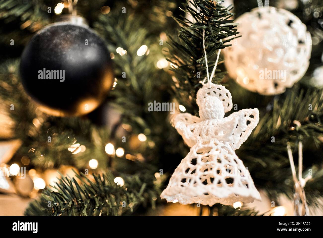 Photo en gros plan de l'ornement de noël d'ange blanc sur l'arbre de noël. Banque D'Images