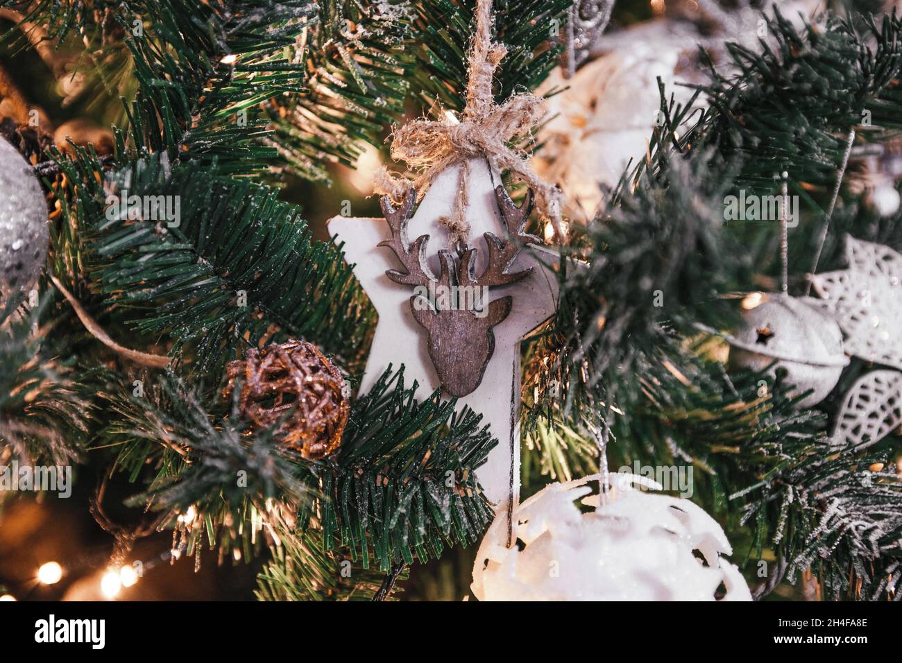 Gros plan de magnifiques ornements blancs sur un arbre de Noël décoré Banque D'Images