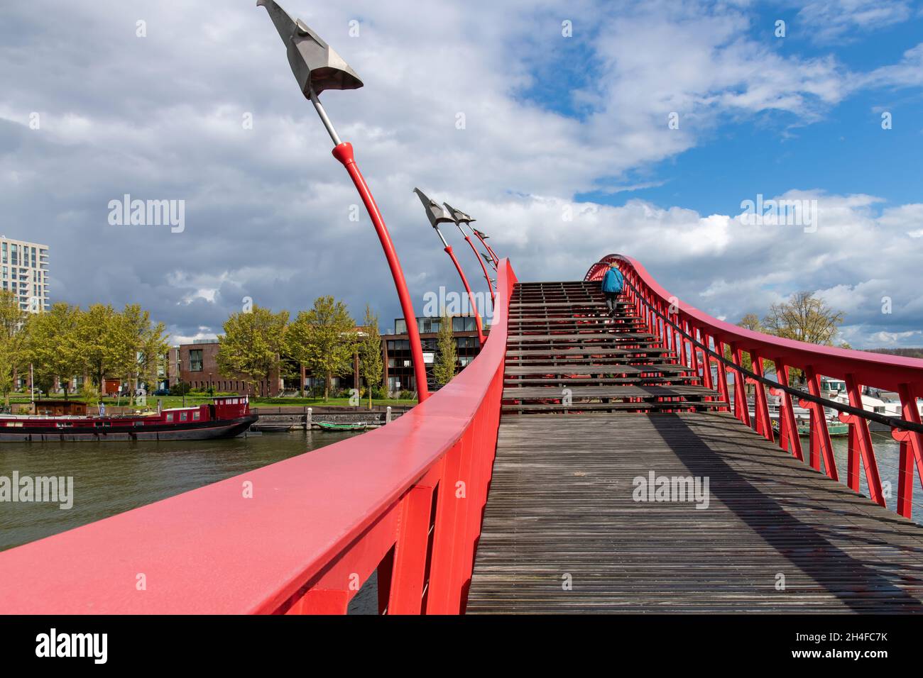 Amsterdam, pays-Bas-mai 2021: Vue à angle bas des marches en bois du serpent de métal rouge comme Pythonbrug qui est une passerelle traversant le Banque D'Images