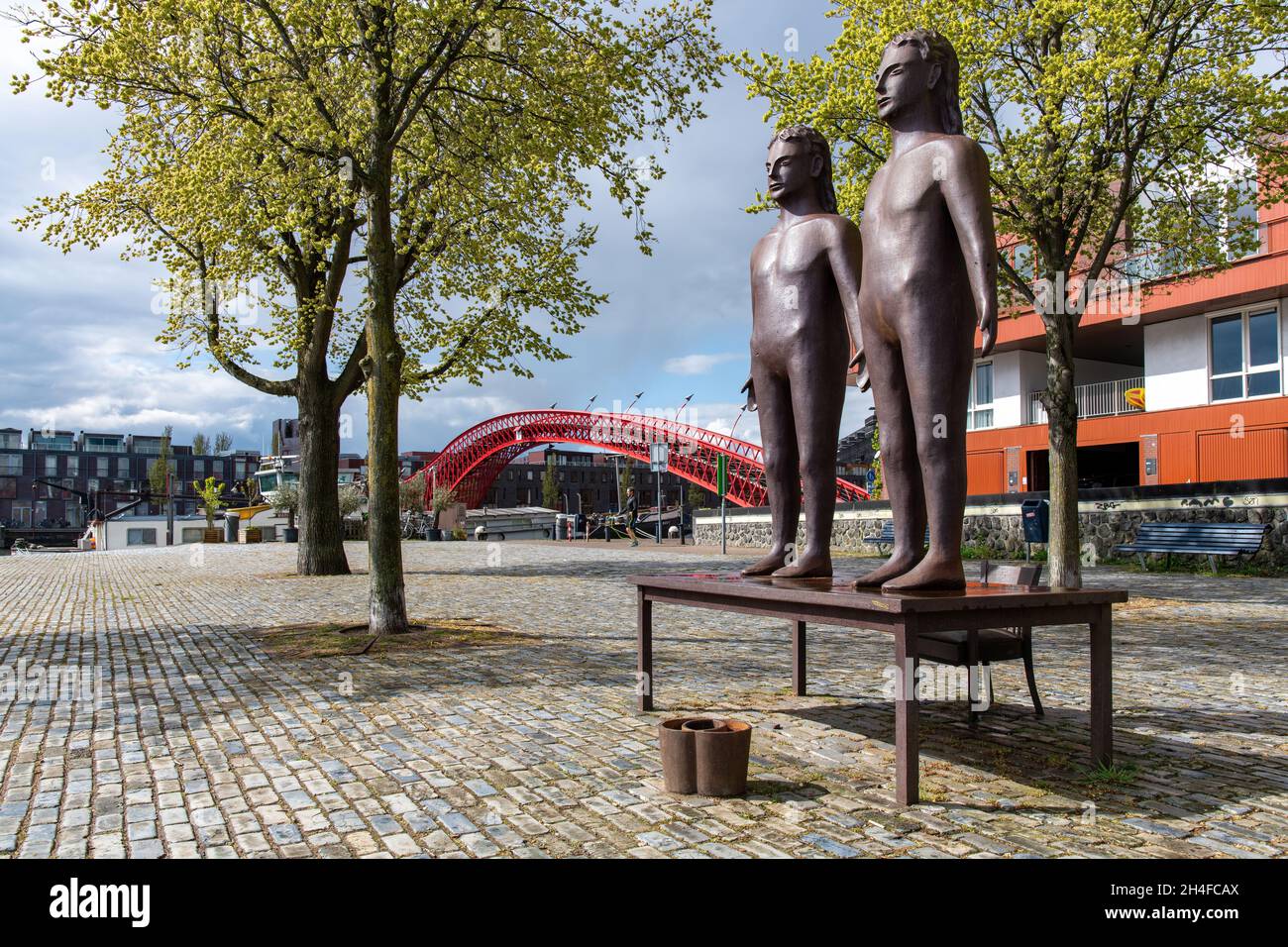 Amsterdam, pays-Bas-mai 2021 : vue rapprochée d'un fragment de sculpture provenant d'un salon avec deux figures humaines sans sexe debout sur une table Banque D'Images