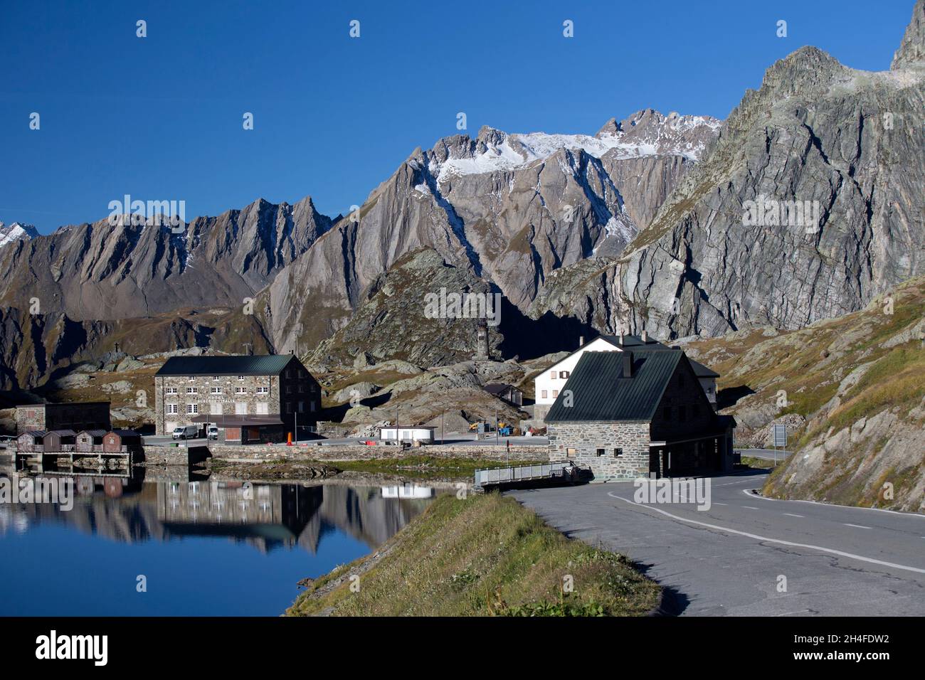 Grand col St Bernard en Suisse en regardant vers l'Italie avec les montagnes Grand Golliat et Fourchon en arrière-plan Banque D'Images