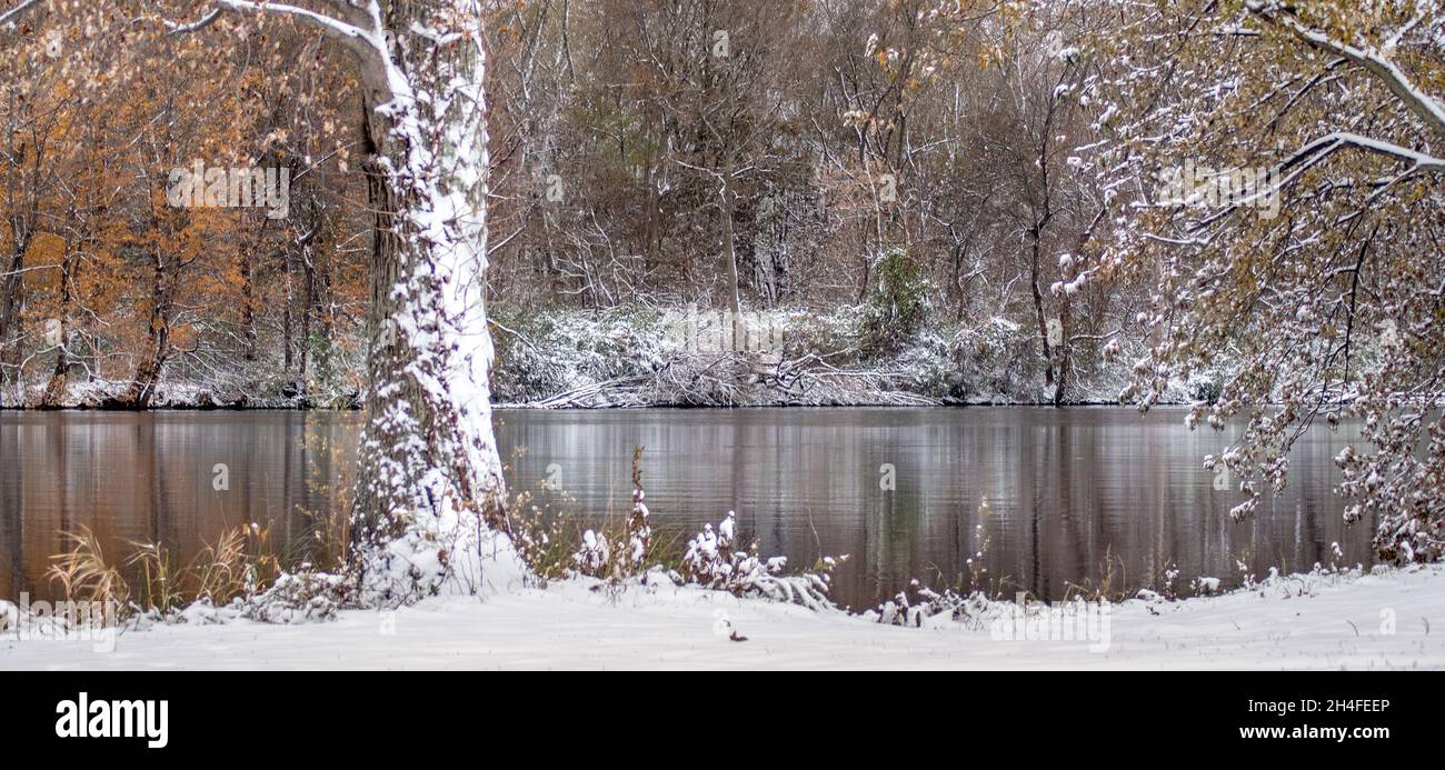 Panorama pittoresque de neige fraîche le long de la rivière Saint Joseph dans le Michigan USA Banque D'Images