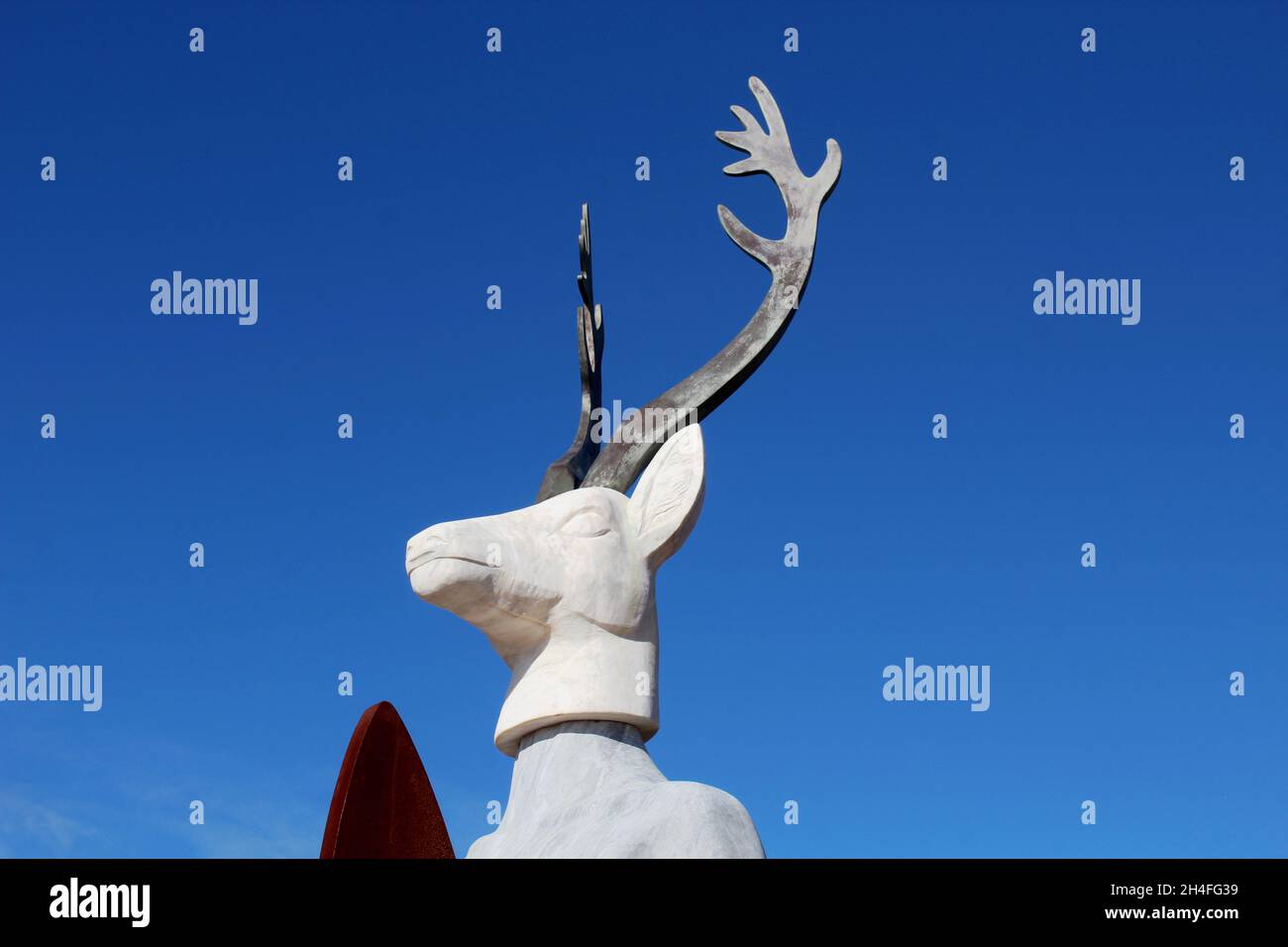 Statue aus Marmor, messing und Cortenstahl 'Veado' der Bildhauerin Adália Alberto: Surfer mit Hirschkopf und Surfbrett, Nazare, Portugal. Banque D'Images