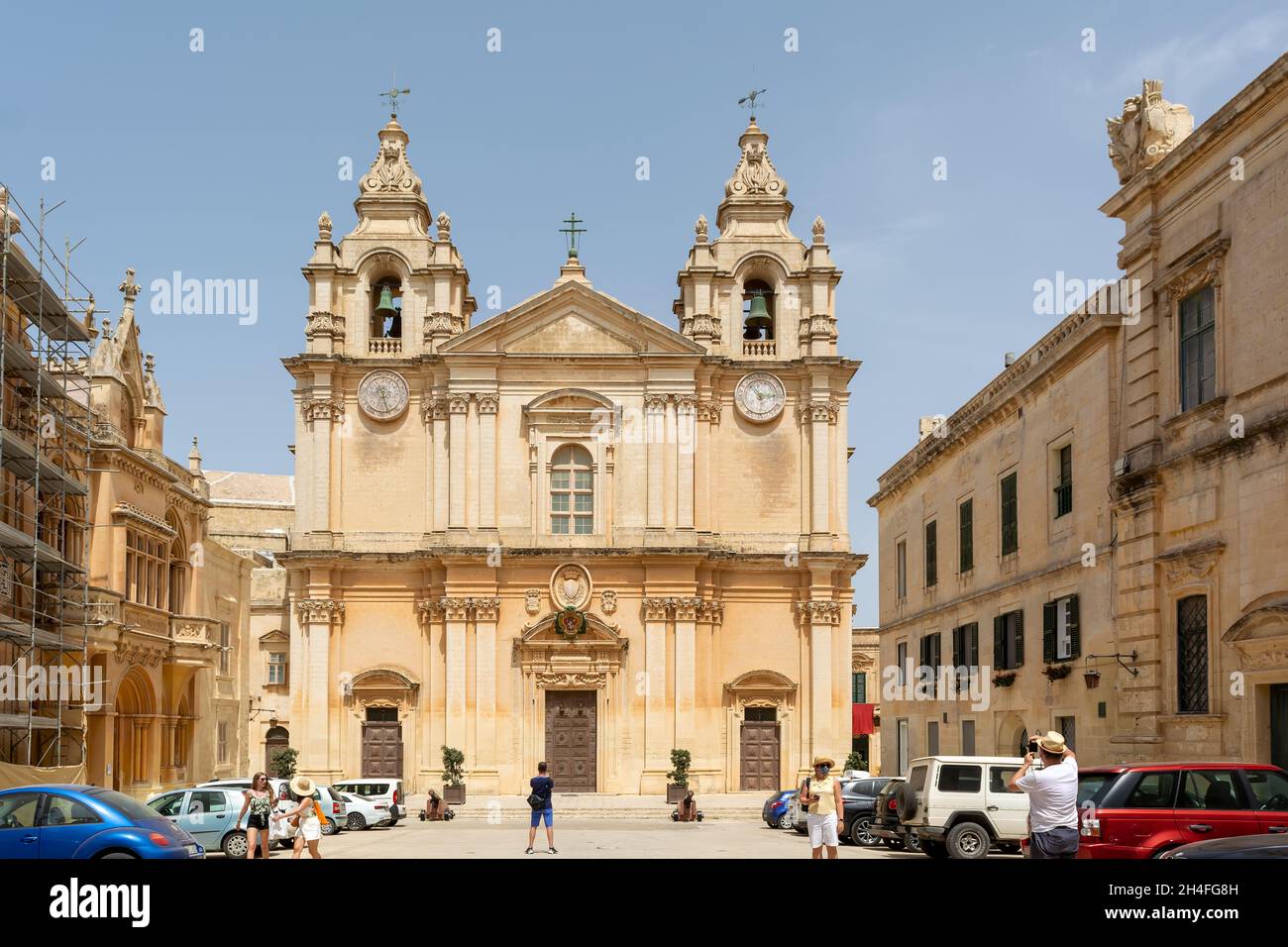 Les touristes se promenant sur la place Saint-Paul avant l'entrée de la cathédrale Saint-Paul, construite dans le style baroque, avec des influences de l'architecture maltaise indigène Banque D'Images