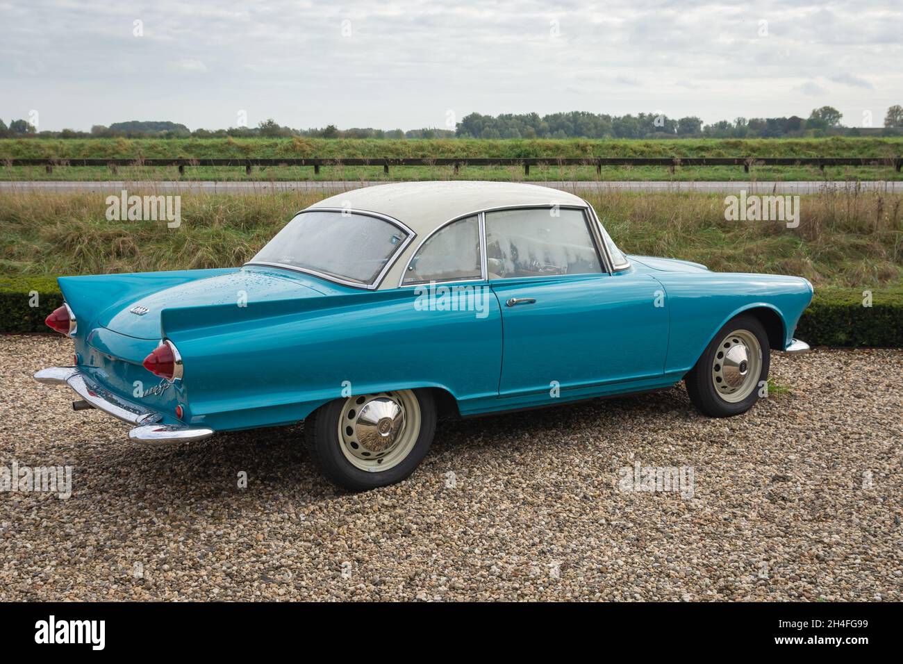 Brummen, province Gelderland, pays-Bas, 23.10.2021, vue latérale de la voiture de luxe allemande d'époque Auto Union 1000 SP coupé à la Galerie Brummen Banque D'Images