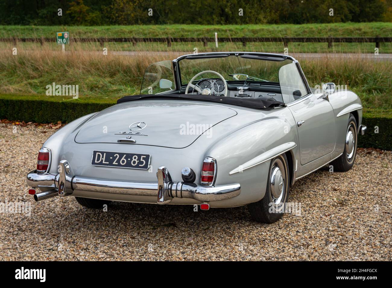 Brummen, province Gelderland, pays-Bas, 23.10.2021, vue arrière de la voiture Vintage Mercedes-Benz 190 SL à partir de l'année 1962 à la Galerie Brummen Banque D'Images